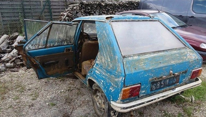 На дне пруда во Франции спустя 38 лет нашли угнанный Peugeot