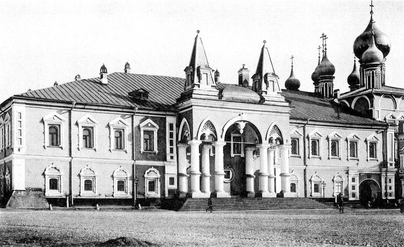 Чудов монастырь. На фото: Чудов монастырь начала XX века. Трапезная палата с готическим крыльцом.