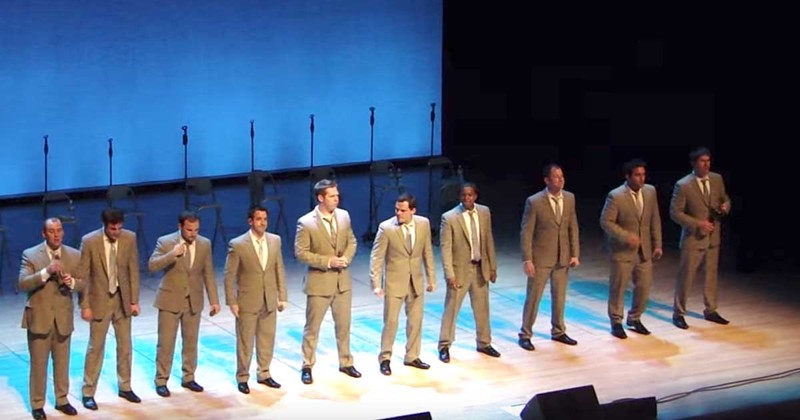10 мужчин в костюмах уморительно исполнили знаменитую песню The Lion Sleeps Tonight