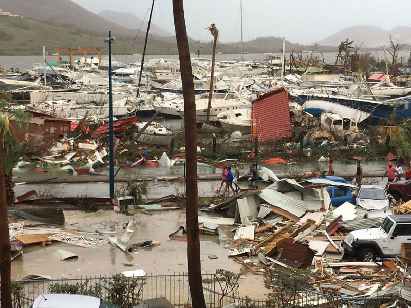 После урагана гавань острова Сен-Мартен лежит в руинах