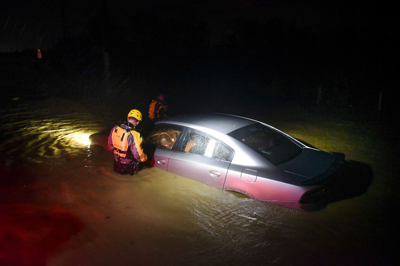 Спасатели обследуют затопленную машину в городе Фахардо, Пуэрто-Рико