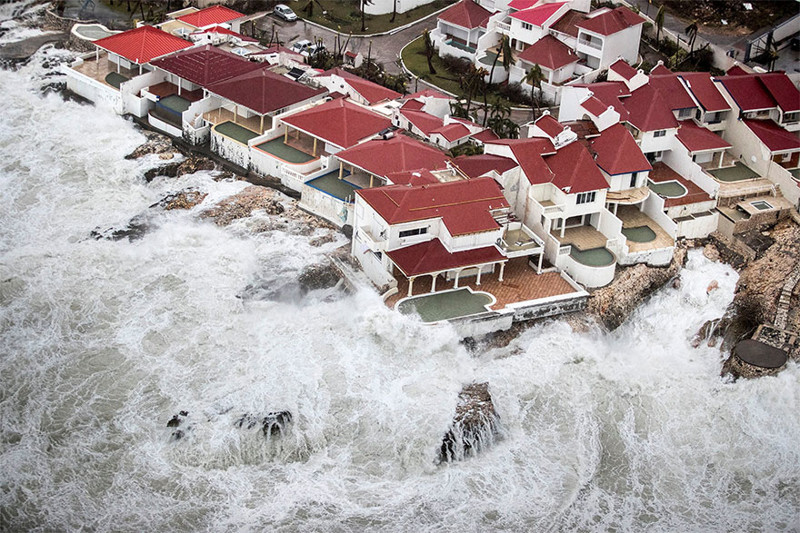 Шторм, поднятый ураганом, заливает побережье острова Сен-Мартен
