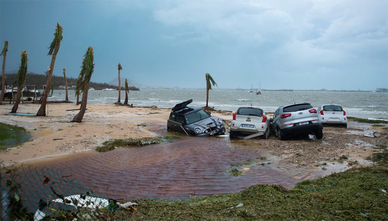 Машины, поврежденные ураганом, на острове Сен-Мартен