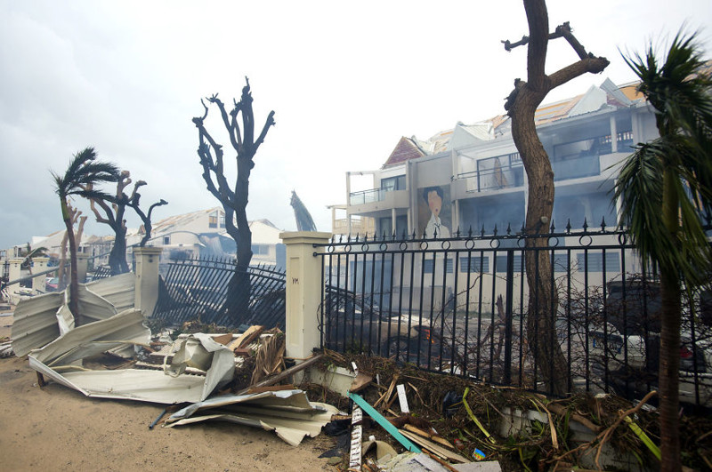 Пожар в разрушенном ураганом здании на острове Сен-Мартен, в городе Мариго