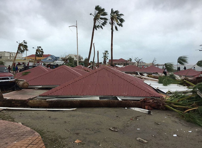 Крыши, сорванные с домов на острове Сен-Мартен