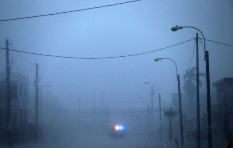 Одинокая полицейская машина патрулирует улицы Фахардоо, Пуэрто-Рико, во время урагана Ирма