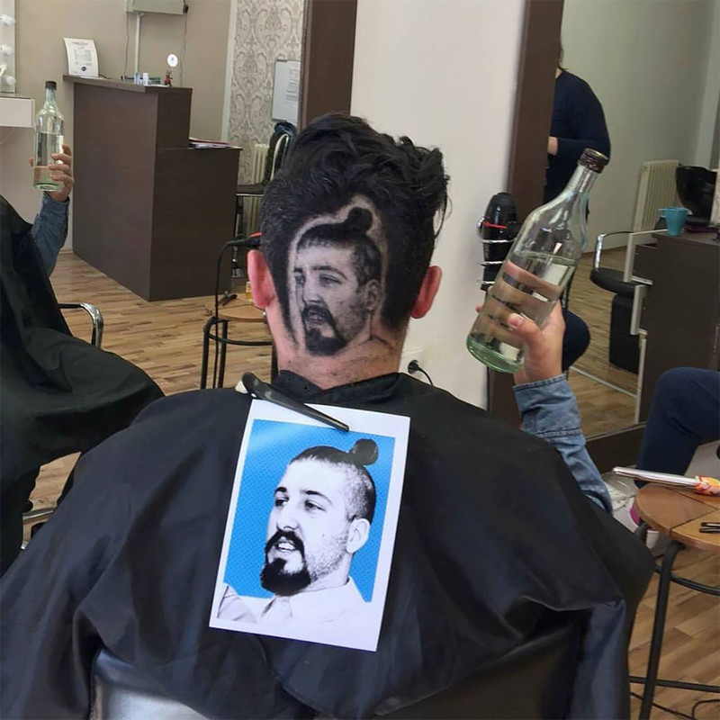 Парикмахер выстригает портреты знаменитостей на головах клиентов