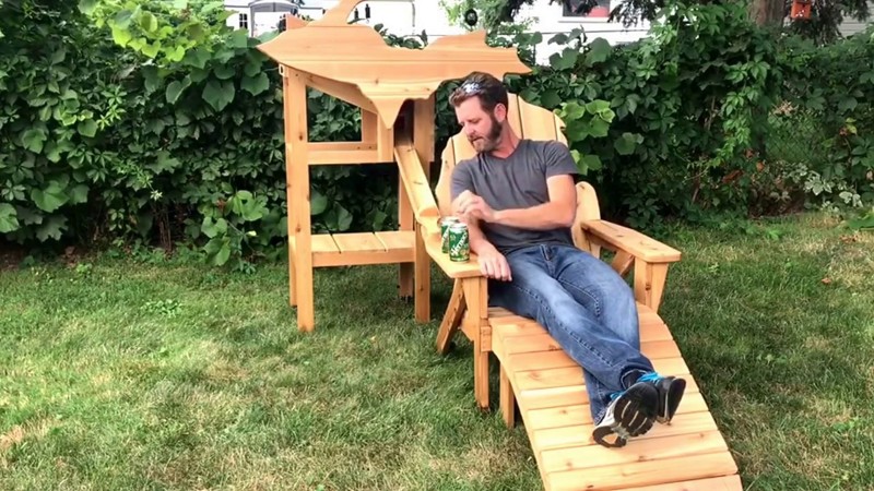 Любитель пива сконструировал кресло, позволяющее в полной мере насладиться этим напитком