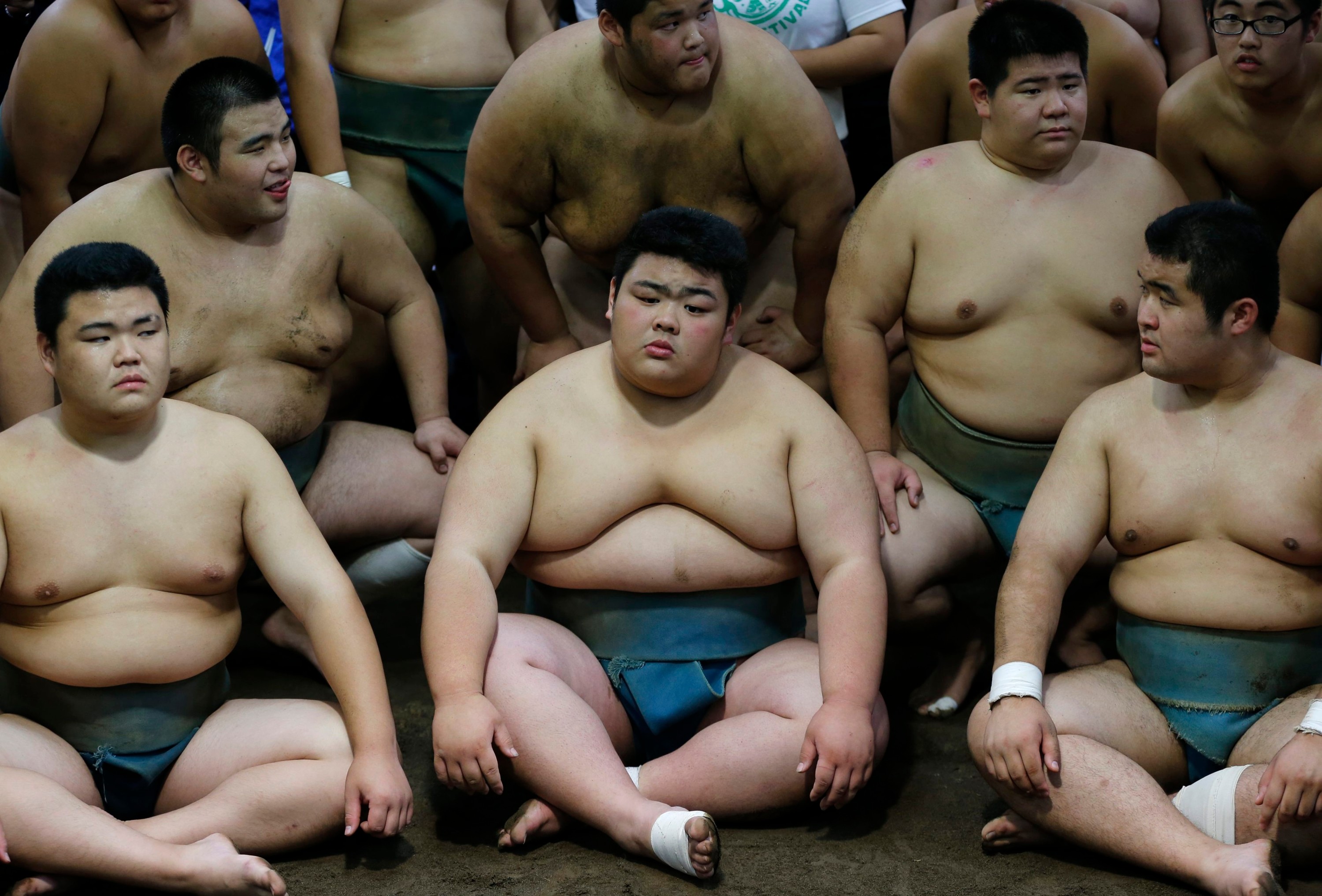 Толпа жирных мужиков