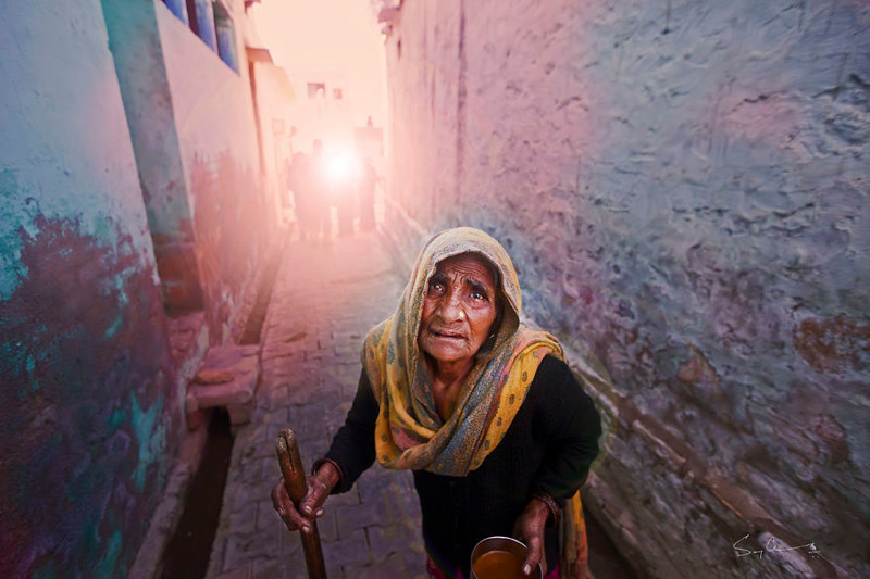 Одинокая старуха - Варанаси, Индия