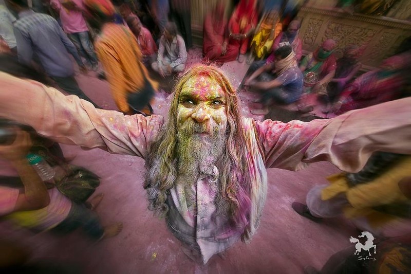 Экстаз - святой аскет садху на фестивале Холи, Барсана, Индия