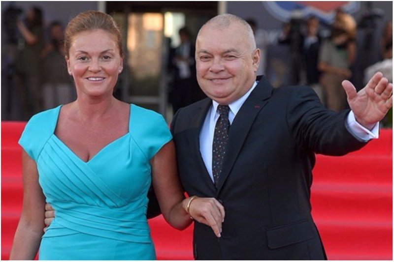 Дмитрий Киселев, передача "Вести недели", состоит в шестом браке с Марией Киселевой. У пары двое детей, также у Дмитрия есть сын от четвертого брака.