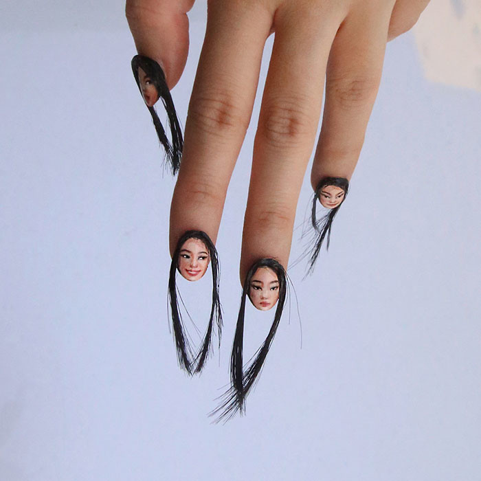 Художница нарисовала автопортреты на собственных ногтях
