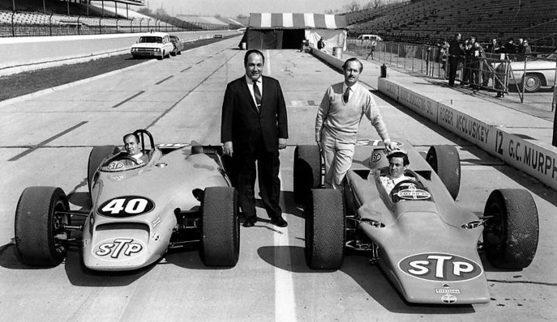 Энди Гранателли и Колин Чапмен рядом с самыми известными ГТД-карами в истории Индианаполиса: Paxton STP и Lotus 56