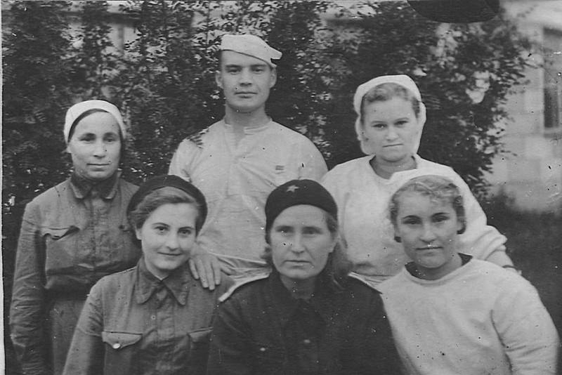 Военврач Е.А. Каверина (первый ряд в центре). Рядом медсестры и раненный Рязанцев. 421-й эвакогоспиталь, сентябрь 1943 года.