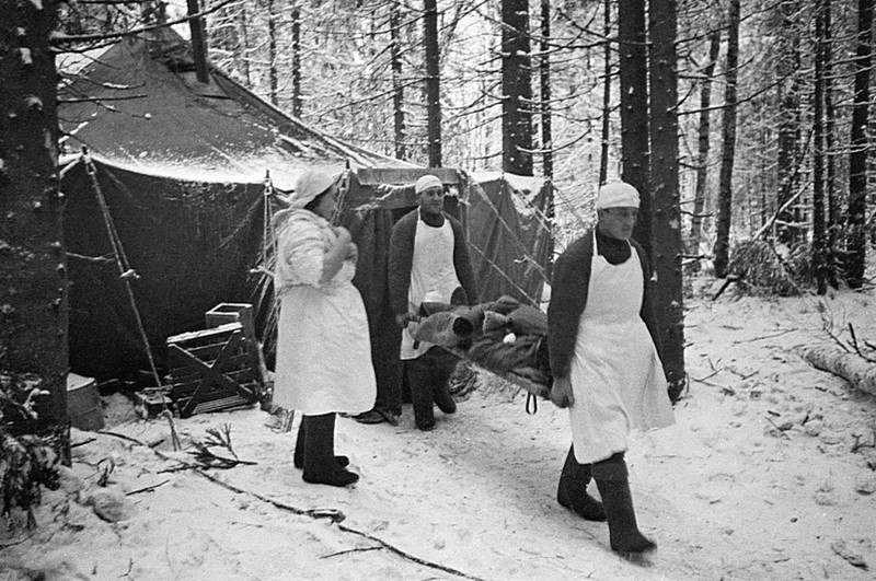 Переноска раненых в советском полевом госпитале.