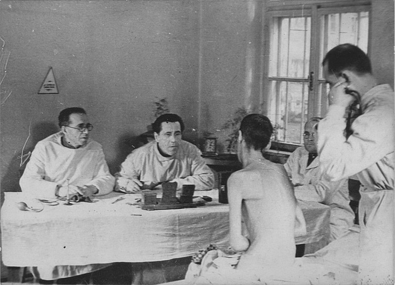 Советская врачебная комиссия осматривает освобожденных узников концлагеря Освенцим.