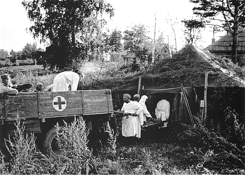 Выгрузка советских раненых из санитарного грузовика ЗиС-5 в полевом госпитале. Калининский фронт.