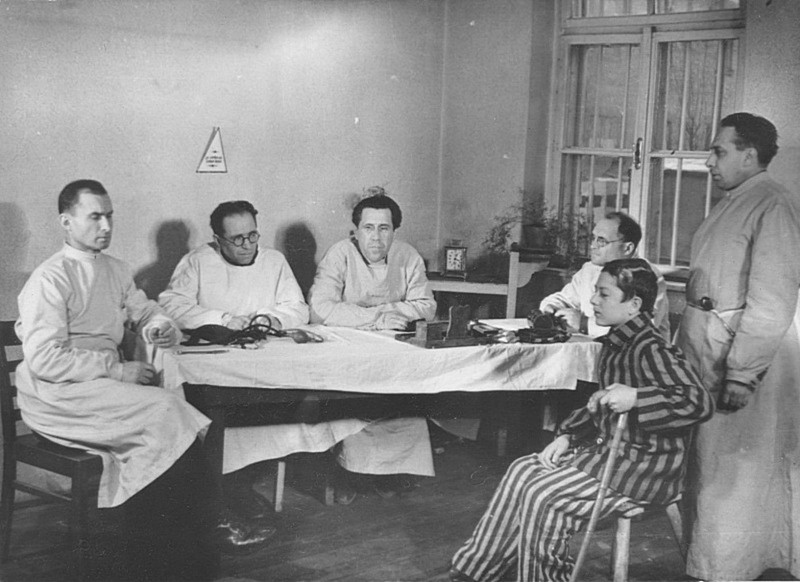 Врачи советской медицинской комиссии опрашивают освобожденных узников концлагеря Освенцим.