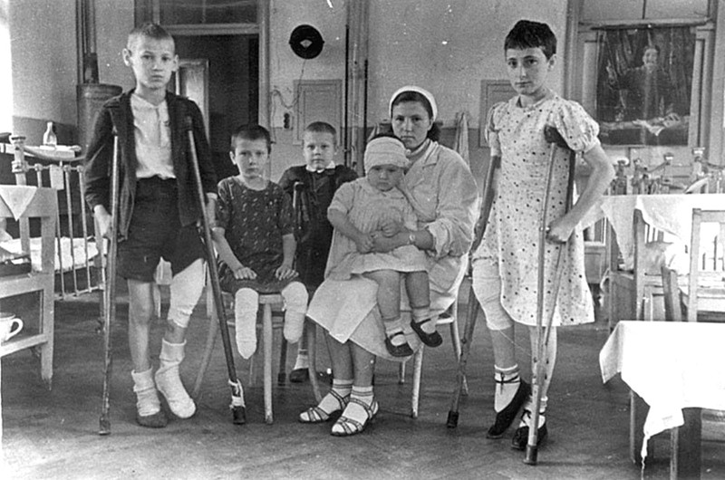 Раненые дети в палате Ленинградского государственного педиатрического института.