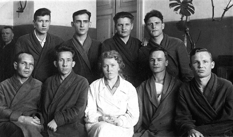 Группа раненых советских военнослужащих эвакогоспиталя № 424 города Ижевска с лечащим врачом-хирургом А.И. Воробьевой.