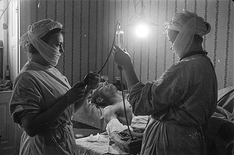Медики делают переливание крови раненому советскому бойцу в Берлине.