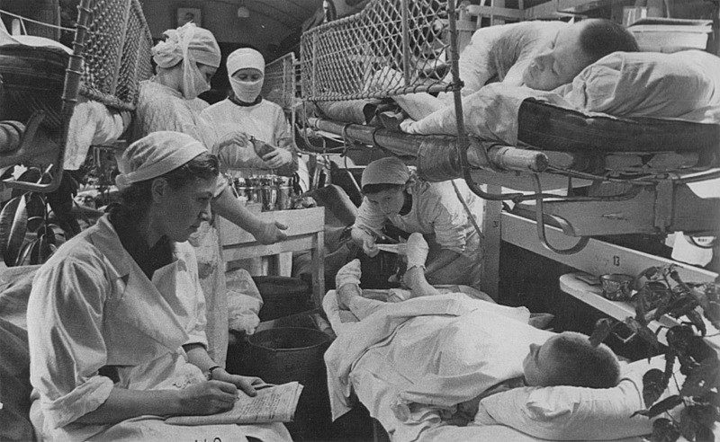 Женщины-медики делают перевязки раненым в вагоне советского военно-санитарного поезда №72 во время рейса Житомир-Челябинск.