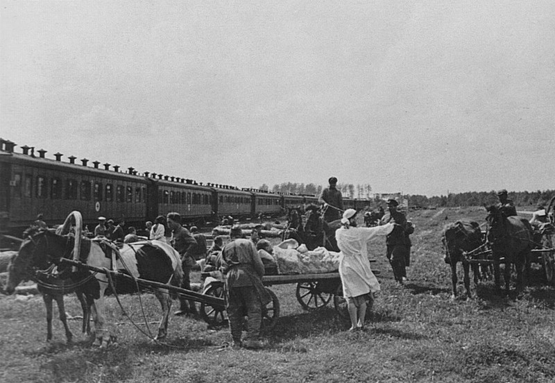 Подводы с ранеными у советского военно-санитарного поезда №72 на станции Гуев Тупик.