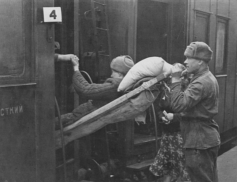 Погрузка раненого в вагон санитарного поезда на эвакуационном пункте (ЭП) №125 в Москве.