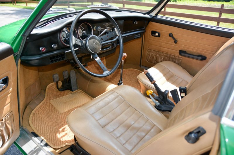 Karmann Ghia 1974 года - Спортивный автомобиль на шасси "Жука"
