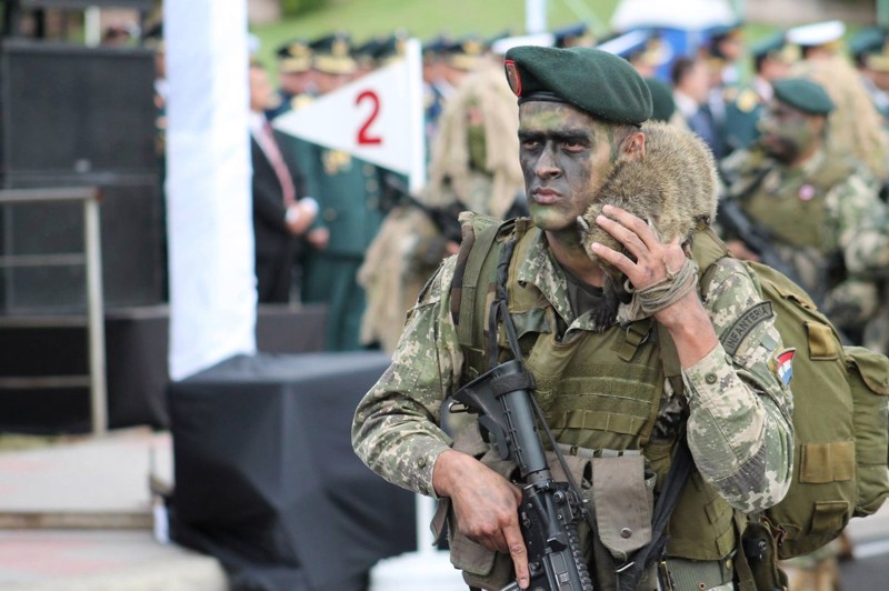 Солдаты армии Парагвая маршируют на параде со своими животными