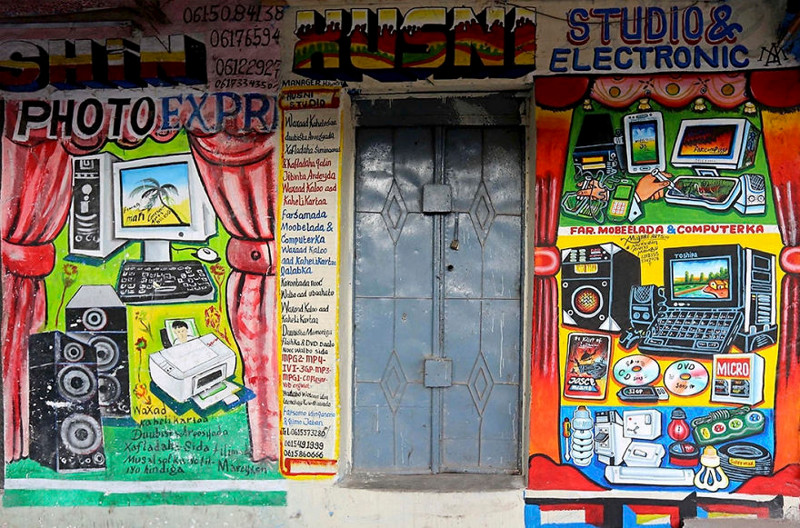 Маркетинг по-сомалийски: художник креативно преображает фасады зданий