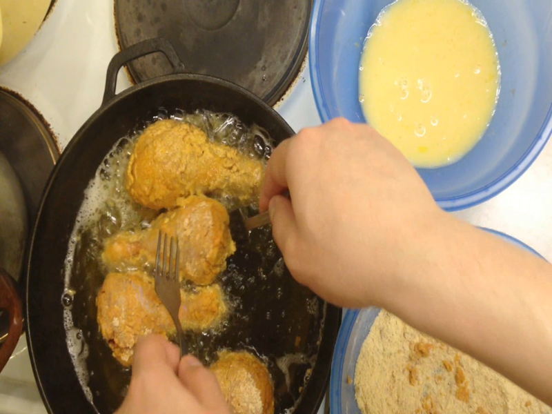 Кура в муке. Курица в яйце и муке. Курица в панировке с яйцом и мукой. Яйцо с мукой с кусочками курицы на сковороде. Куриные голени в муке на сковороде.