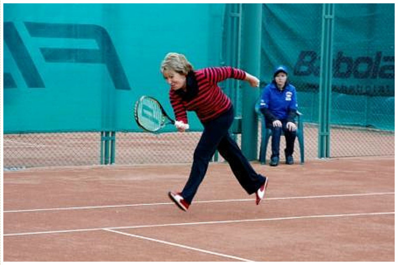Валентина Матвиенко играет в теннис