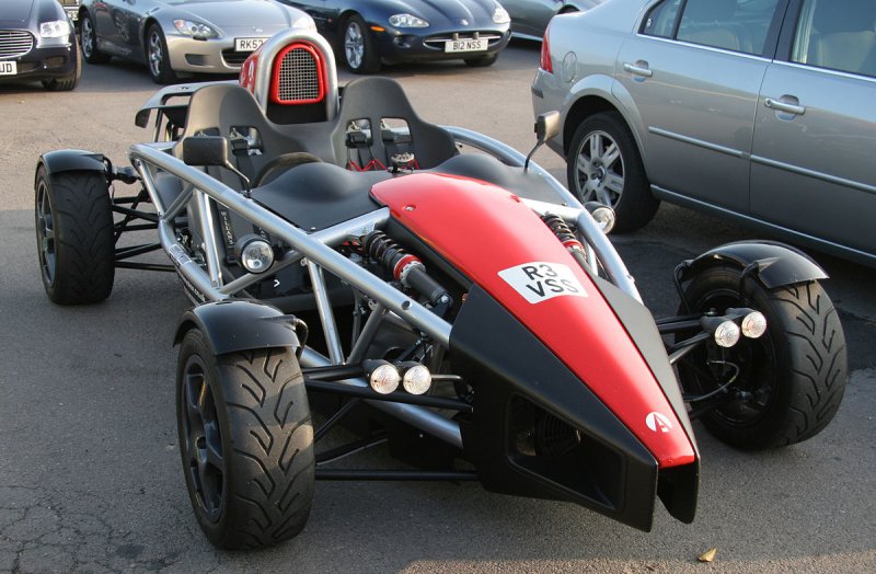 На фото оригинальный Ariel Atom — автомобиль, производимый компанией Ariel Motor Company, которая располагается в Англии.