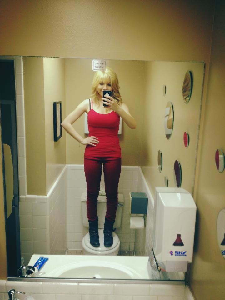 Сексуальные игры с блондинкой в туалете