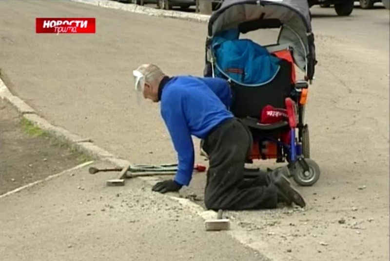 В том же 2016 году в Красноярске пожилой инвалид-колясочник Владимир Журат собственноручно сломал бордюр через который ему каждый раз приходилось перекатываться по пути в больницу. 