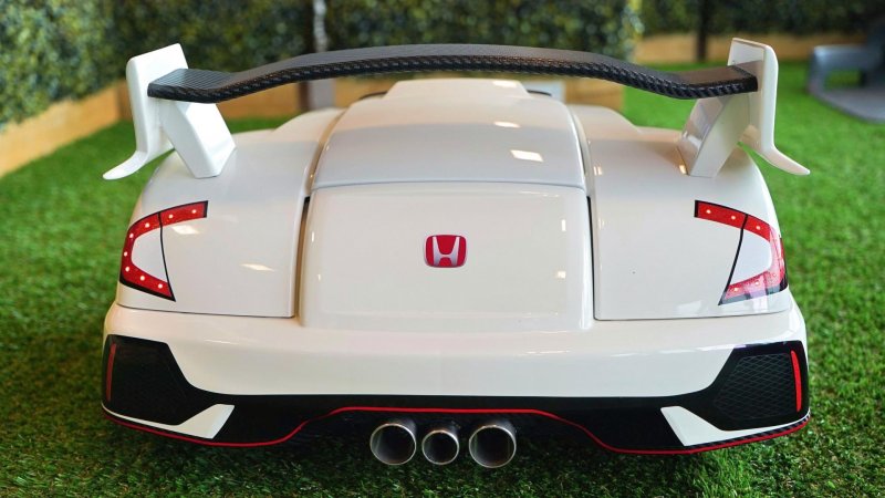 Honda выпустила газонокосилку в стиле Civic Type R