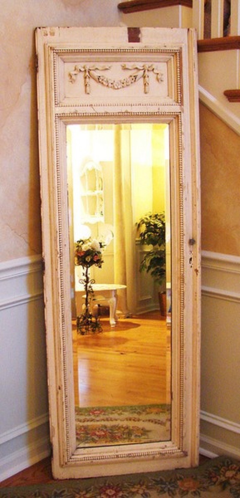 Дверь наоборот можно застарить еще больше и вставить туда зеркало, превратив в винтажную деталь интерьеров