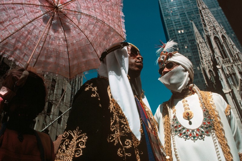 Мужчины, одетые в костюмы арабских шейхов в перед собором Святого Патрика на Пятой авеню на параде Пасхи.