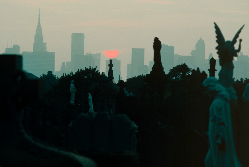 Вид Манхэттена на кладбище Квинс.