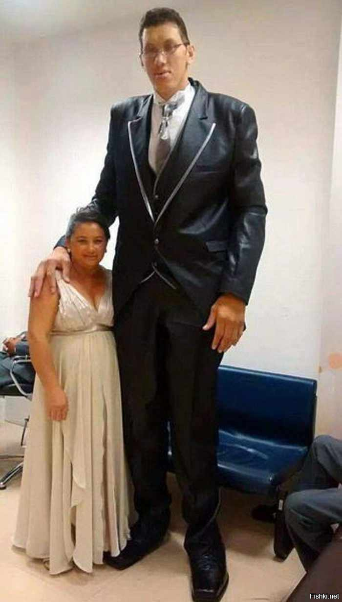 У высоких мужчин большой. Джоэлисон Фернандес да Силва. Джолисон Фернандес да Силва и Эвем Медейрос. Самый высокий человек. Высокий мужчина.