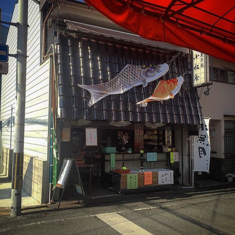 Традиционный японский магазин сладостей. Над ним парят две рыбы Кои-Нобори - значит, у хозяев два мальчика