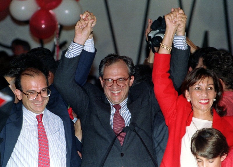 Кандидат от Либеральной партии Эрнесто Сампер (в центре) отмечает победу на президентских выборах. 29 мая 1994 года