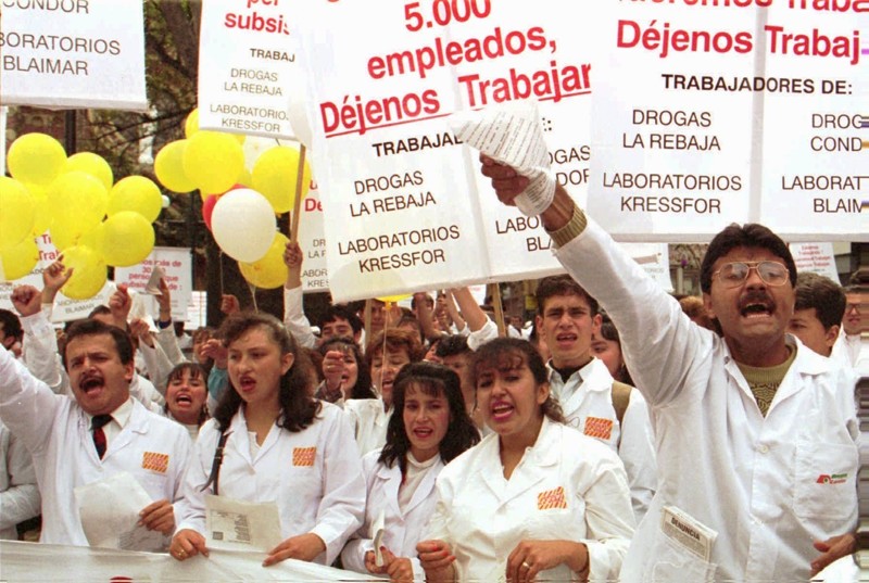 Богота. Колумбийские рабочие из компаний, принадлежащих наркокартелю Кали, протестуют против американских санкций — колумбийские банки закрыли счета подозрительных компаний, опасаясь ограничительных мер США. 21 ноября 1995 года