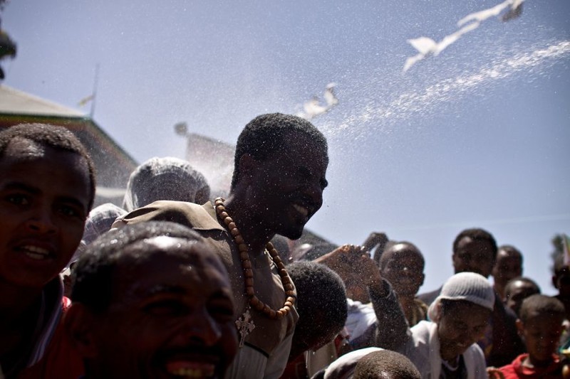 Фотограф запечатлел обряд экзорцизма в Эфиопии