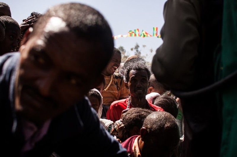 Спустя несколько недель своего пребывания в Эфиопии, он нашел городок неподалеку от Аддис-Абебы, где проводился массовый обряд экзорцизма