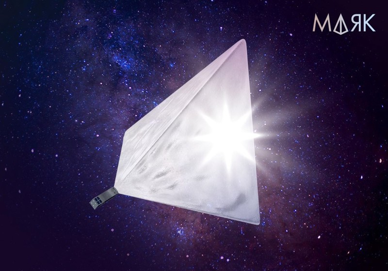 После запуска и вывода на орбиту, спутник раскрыл солнечный отражатель — правильную трехметровую пирамиду из светоотражающей металлизированной пленки, толщина которой составляет всего 5 микрометров.