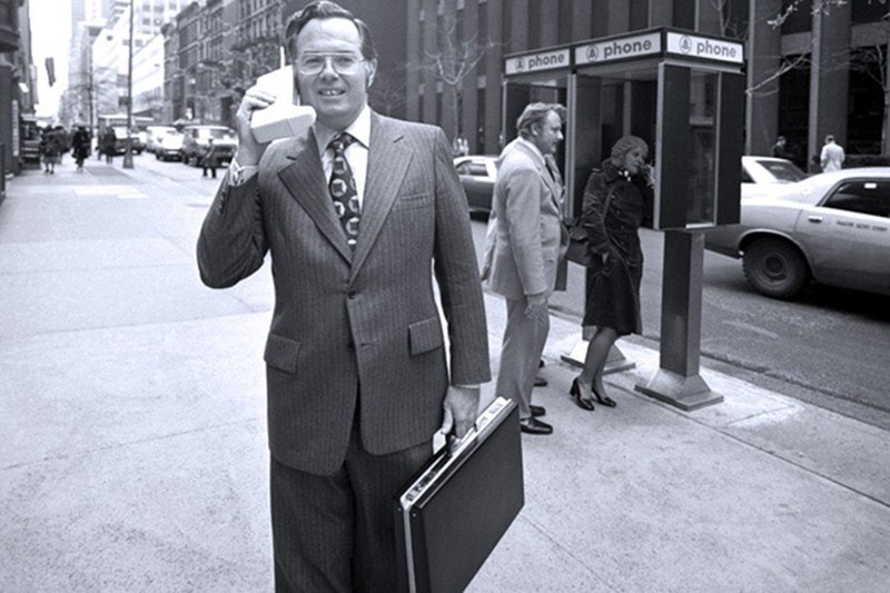 Джон Митчелл разговаривает на улице по мобильному телефону первой модели Motorola DynaTAC. США, 1973 год.