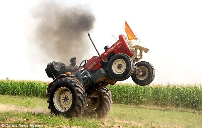 Индийский фермер показывает невероятные трюки на тракторе